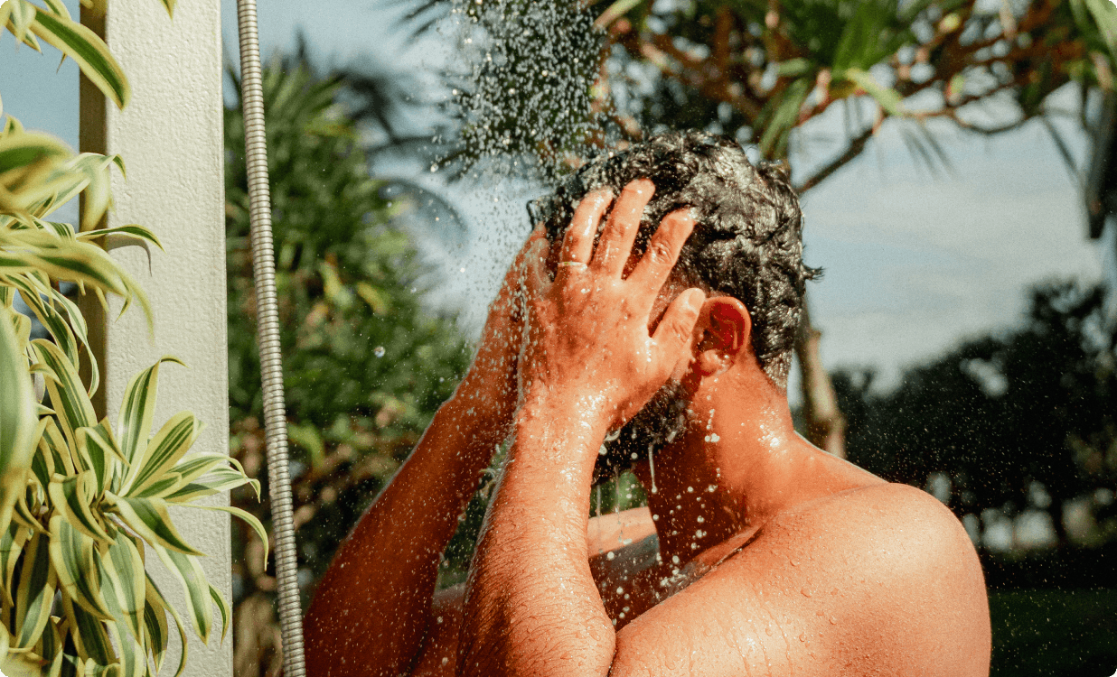 Homem usando OTO durante o banho